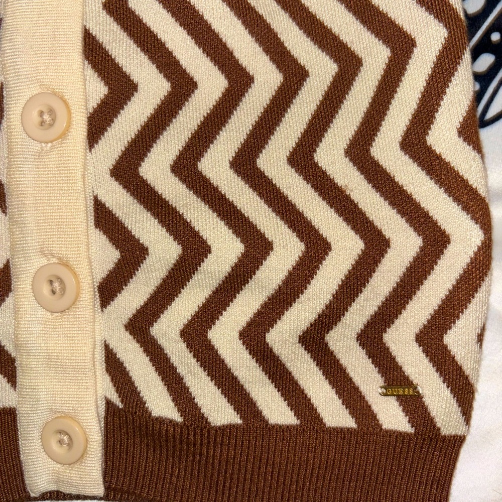 GUESS halter top in brown and whiter chevron pattern 🧸